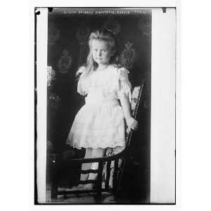  Photo Grand Duchess Anastasie, standing in chair 1900 