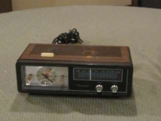 VINTAGE 1960s Realistic Chromatic 8 AM Clock Radio  