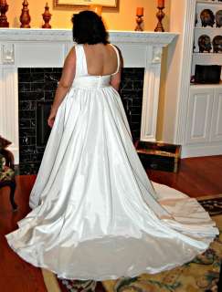 IVORY SATIN WEDDING/BRIDAL GOWN DRESS PLUS SIZE 20 FULL SKIRT LONG 
