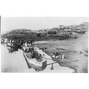   ,barges along levee loading goods,Vicksburg,MS,1904